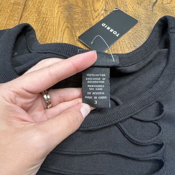 NWT TORRID BLACK Cotton V-Neck Ladder Slash Tee Soft Stretch Womens Plus Sz 3 3X - Picture 3 of 6